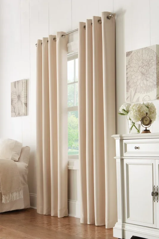 Thermalogic Antique Satin Champagne Room Darkening Grommet Curtain Panel – 52 x 84|Panneau de rideau assombrissant à œillets Antique en satin champagne de Thermalogic – 52 x 84